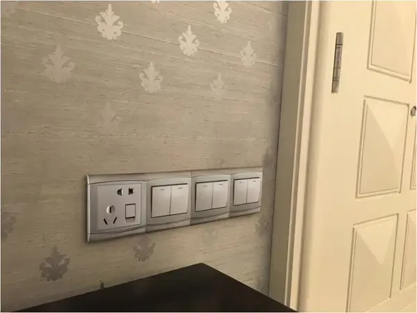 门口处安装了的开关控制走廊的以及客厅的,控制客厅的布置的是双控的