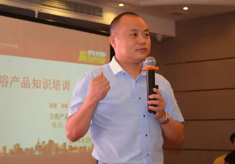 卫浴产品部总监周理开进行产品知识培训