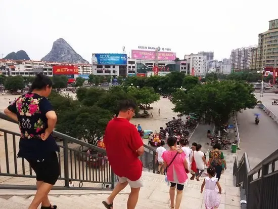 16日上午,记者来到现场看到,虽然天气炎热,且原天下桂林步行街口通往