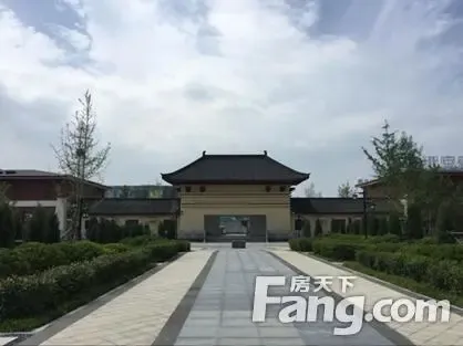 带领记者来到郑州华南城园区内的郑州市文物保护单位"裴度墓"所在地