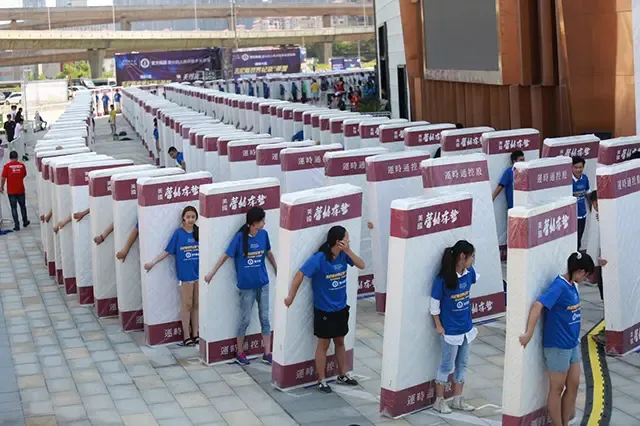 运时通成功挑战"长的人体床垫多米诺骨牌"