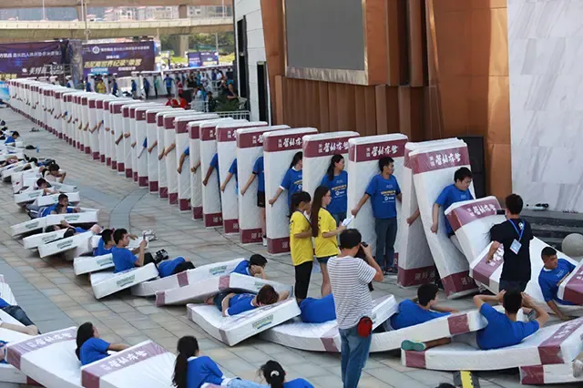 运时通成功挑战长的人体床垫多米诺骨牌