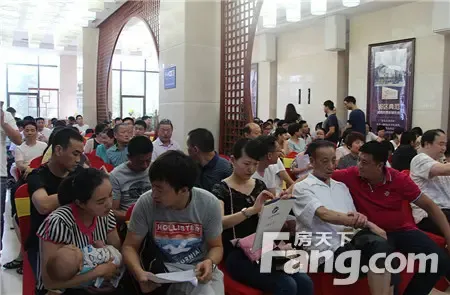 客户在等候区等待开盘