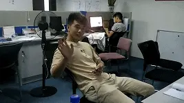 帅哥挥挥手