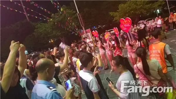 网上传疯了桂林美女裸体巡游某楼盘玩的太出格