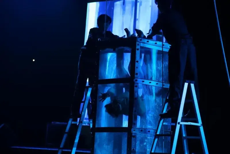 其中还有【难度系数达5颗星】的亚洲极限魔术《水牢逃脱》 李粤老师