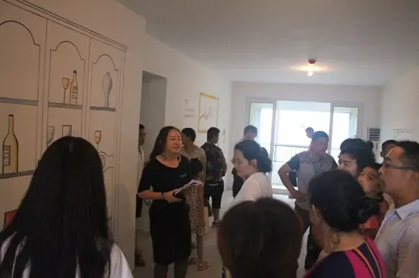 (讲解员为大家讲解138?实体样板间)