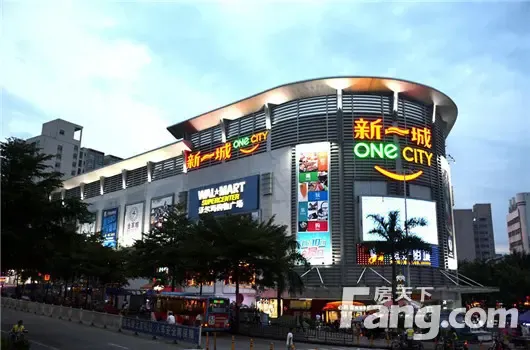 正在建设中的淡水地下商城新一城还是一个大型的购物商圈,要多走走消