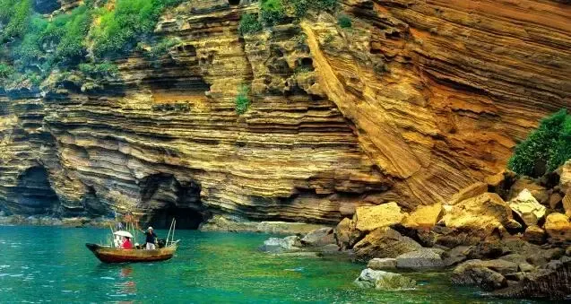 涠洲岛"滴水丹屏"位于涠洲岛西部的滴水村.