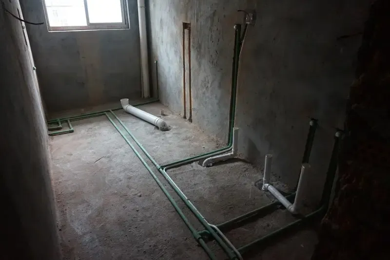 水电工姜永平:材质不同,焊接比价容易,不容易堵塞水管