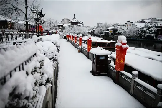 本周,陆续迎来了今年冬天的初雪,朋友圈也被各地的雪景刷屏,南京也不