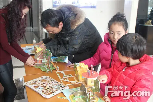 拼图,在光辉b区营销中心精彩上演,众多新老客户带着孩子参加,游戏让