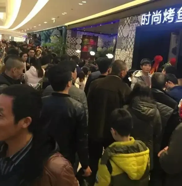 18,新城控股集团联席总裁陈德力先生及相关领导出席了开业庆典并剪彩