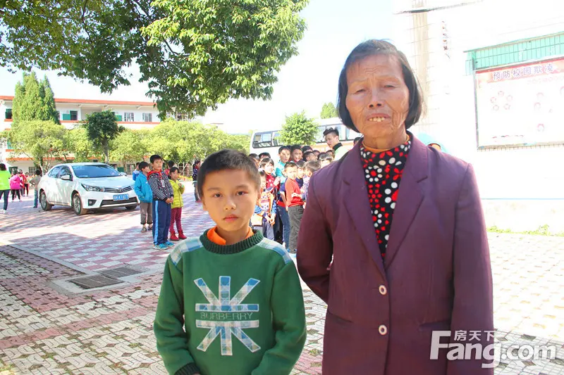 (朱光泉奶奶感谢义诊给小光泉带来的帮助)