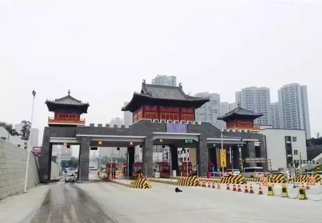 建成于1995年的成渝高速资中收费站,至今已有21年高龄了.