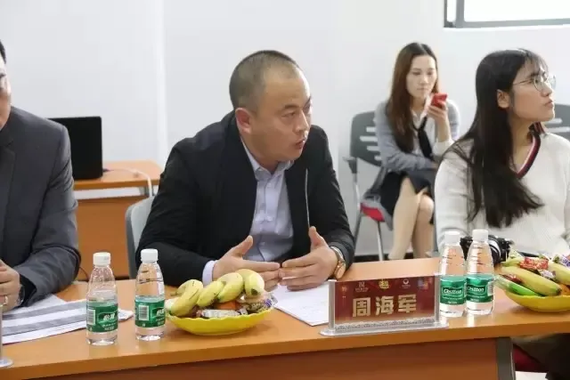 江苏响水盐城店负责人周海军周总经营轩尼斯门窗已经有11年了,可以说