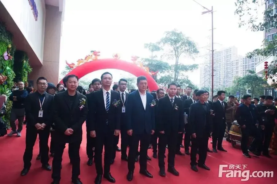 金奇集团董事长王道国,金奇集团董事杜耀先及澄海电视台节目主持人蔡