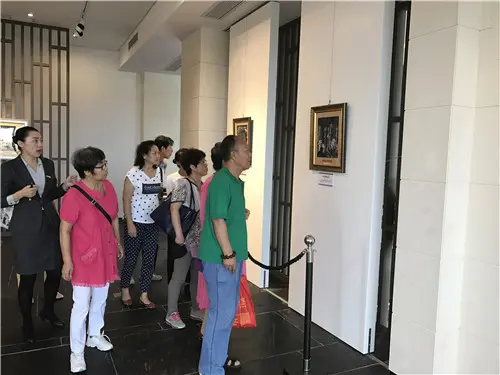 看房团听置业顾问进行讲解