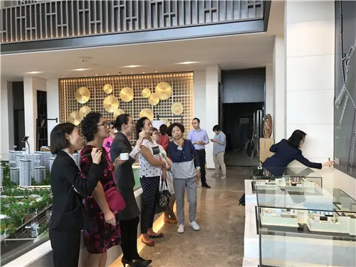 看房团听置业顾问进行讲解