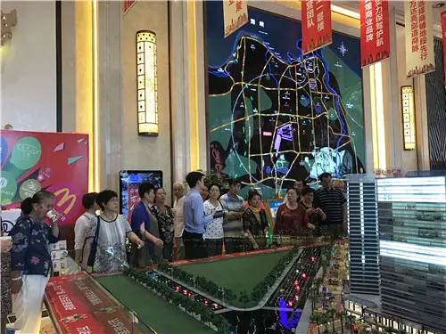 看房团听置业顾问进行讲解