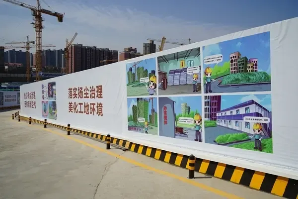 用漫画形式向工人宣传建设施工扬尘十二条