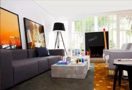 床边或者沙发边需要一个小矮柜,放灯或是随手用的书籍,闹钟,用空心砖