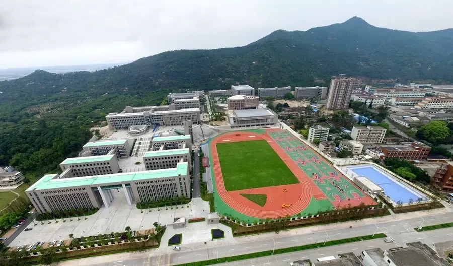 珠海一中平沙校区航拍图(图片来源于珠海一中平沙校区官网)此外占地