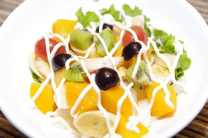 黄桃和菠萝,在加一些小圣女果和梨,淋上香甜的沙拉酱,盛在精致的碗里