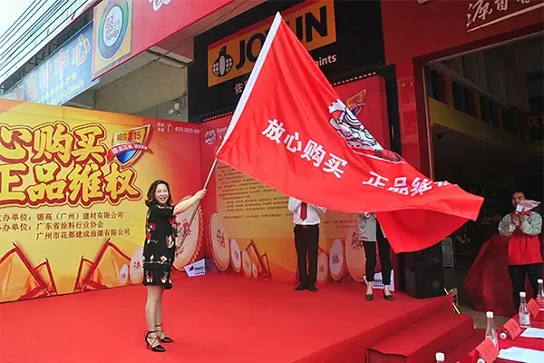 广州花都建成有限公司总经理江美凤女士挥舞城主大旗