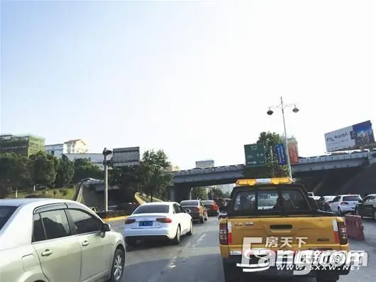 三峡快速路匝道月底施工改造 从发展大道可选8个方向上下高速