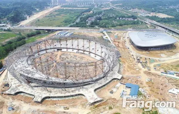奥体中心显雏形 夜明珠高架桥开始桥面铺装