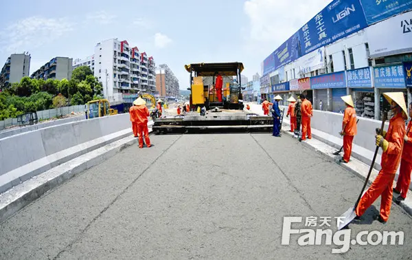 奥体中心显雏形 夜明珠高架桥开始桥面铺装