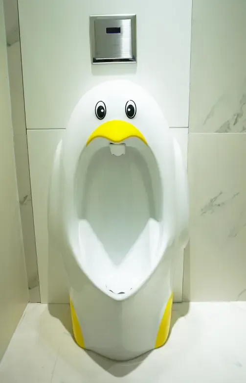 因此,法恩莎fn66101就刻意选用了企鹅作为便斗造型,看起来不仅可爱