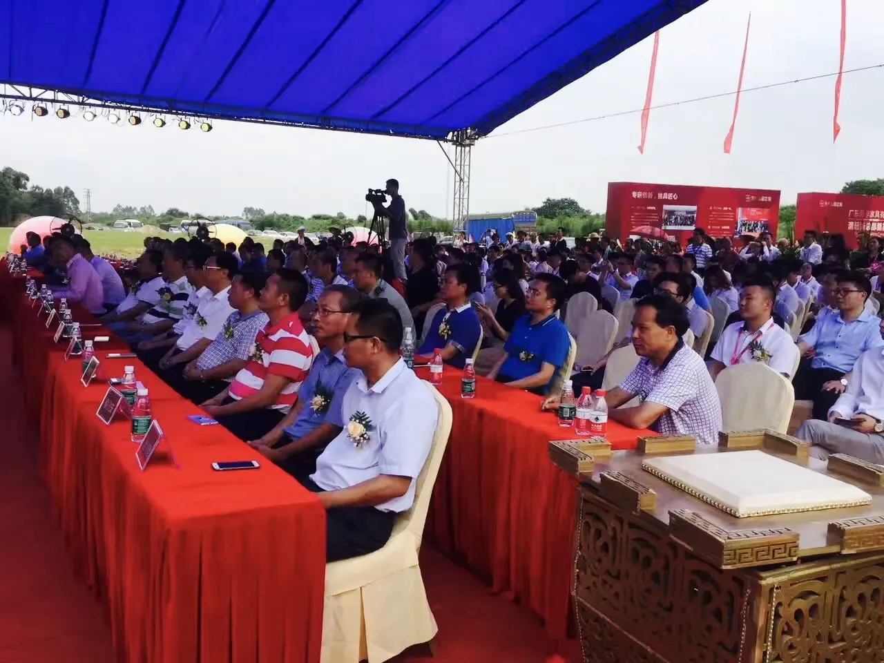 广东劳卡家具有限公司董事长吴建荣,董事金理伟,董事副总经理梁国文