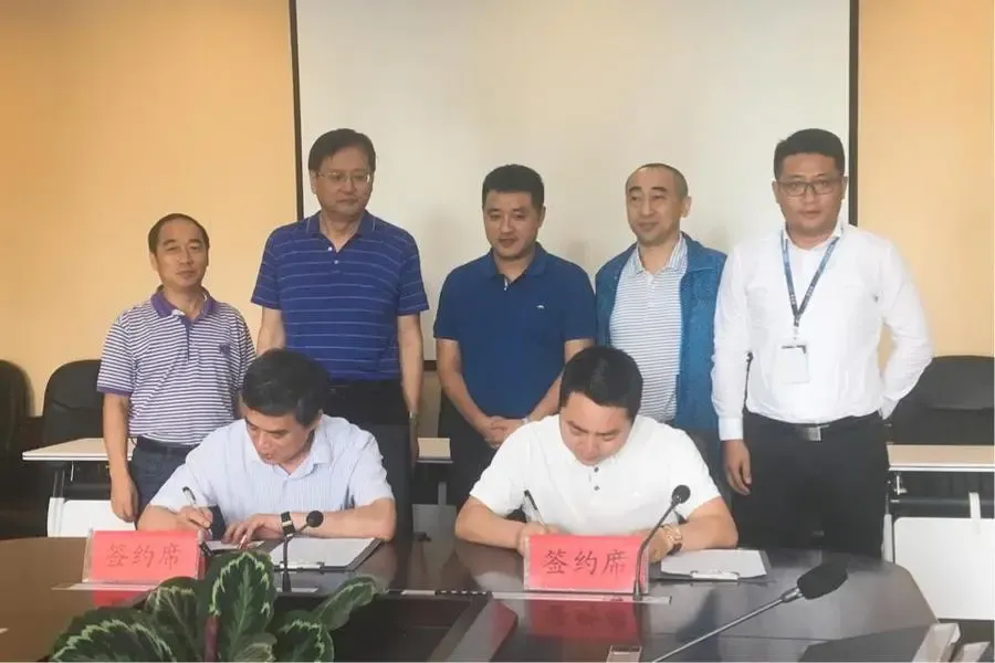 副总经理施建新(左)与碧桂园集团贵州区域总裁黄士冯(右)