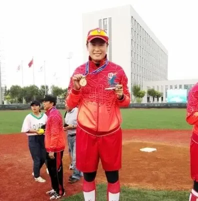 "扔掉球棒,甩飞球帽,替补球员从场外冲进场内,江苏垒球队姑娘们在球场