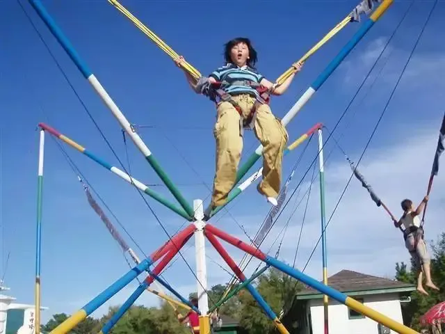 迷你蹦极周末还有互动活动和气球派发哟~小丑先生向孩子们派发气球^.