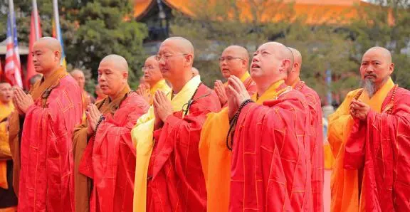 论坛祈福法会上,崇圣寺方丈崇化法师带领汉传佛教僧团诵经祈福