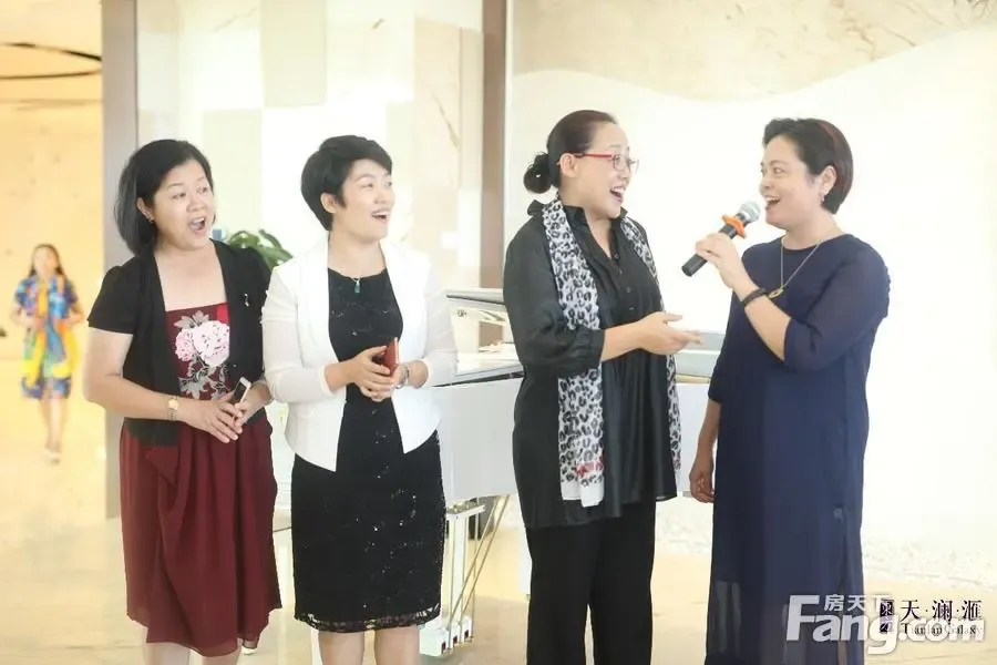 诗音朗诵会在清秋子老师的点评与致谢下拉下了帷幕,在场的人们彼此相