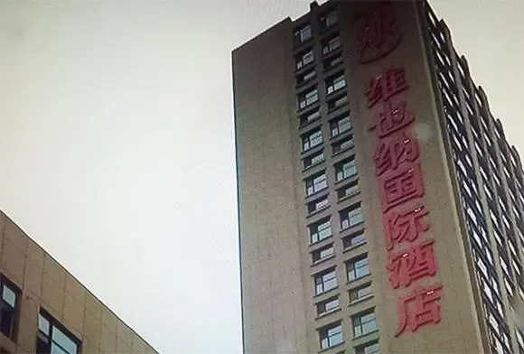 德州凤凰国际住宅墙体被装广告牌 酒店答应协商又临时变卦