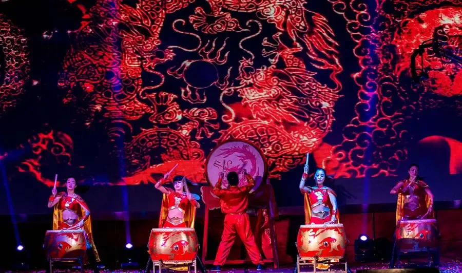 【热闹喜庆的鼓舞表演】