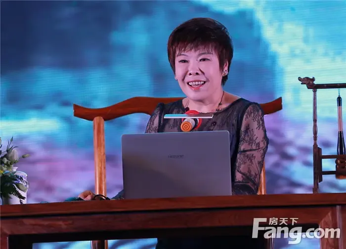 于丹论道家教与门风1500余名简一老友欢聚文化之夜