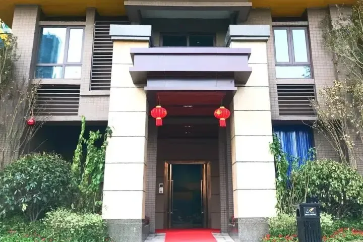 便行至样板间入口处了