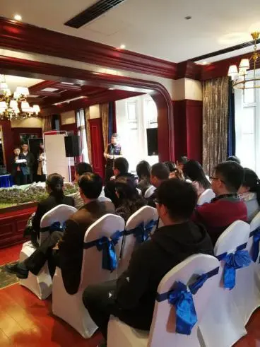 万科·红郡西岸荣耀收官 开盘即销九成 11月11日，位于南徐核心板块的万科·红郡西岸迎来收官盛典。优质的地段，纯熟的品牌，经典的户型吸引无数购房者前来抢房，开盘当天就已去化九成，火爆场面全城惊叹。还未到开盘时间，售楼部已人头攒动，数十名购房者焦急等待开盘仪式开始。临近开盘时间，整个会场已座无虚席，还有不少购房者站在两旁等待开盘。在主持人的开场白后，开盘仪式正式开始，根据现场的摇号规则，诞生一波又一波的幸运中签客户。整个抽号选房环节持续数个多，销控表已将近全部标红，不少购房者因没抢到心仪的户型，一脸遗憾。 万科·红郡西岸早在2014年首开即大获成功，项目以独特的英伦风情建筑和万科的品质服务吸引众多客户关注。万科·红郡西岸，以其艺术化的方式，充分满足了成功人士的各种需求， 整体社区在规划中~!@以创造舒适生活为目标~!@将“都铎”式建筑的几何对称元素特点与自然景观相融合~!@创造出了纯正英式风格的自然庭园。万科·红郡西岸坐拥自然资源，独享宁静的同时，与繁华的距离也是触手可及。城铁站，使红郡西岸往返城际极其便利，真正做到了“出则繁华，入则幽静”。而南徐新城更是未来城市中心板块，土地价值不言而喻。万科·红郡西岸，不惜时间和工本，潜心雕琢。从建筑细节到生活质感，著一部永恒的家族史诗.以此，献给 通过细节辨别品质的极少数，财富的意义在于更有品质的生活。不惊艳，不登场，万科·红郡西岸，收官之战已经打响，最后三套，抢购刻不容缓。一城所向，独揽风华！红郡西岸，值得用一生去品味的英伦风情！