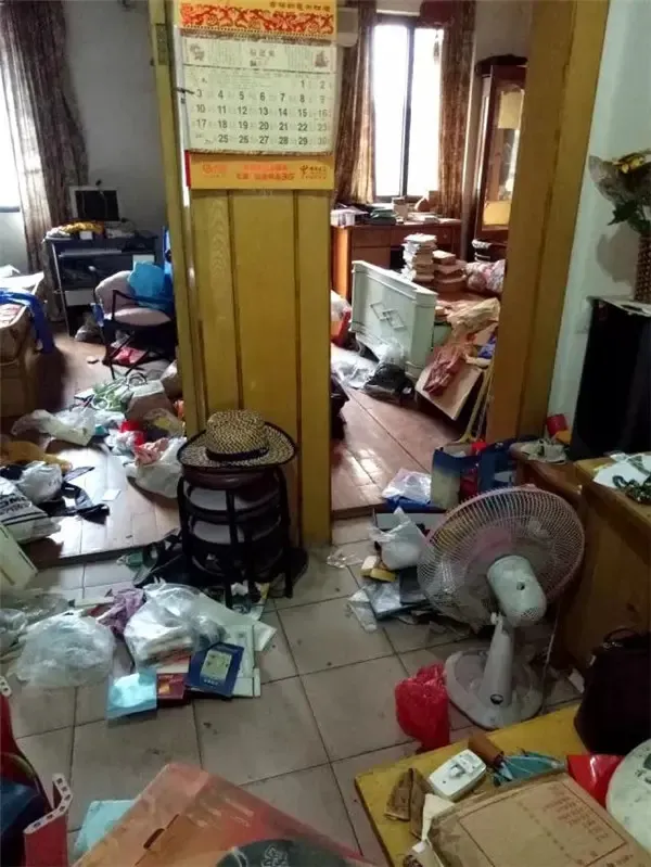 屋内垃圾堆积如山家政员奋战15小时让家洁净如新
