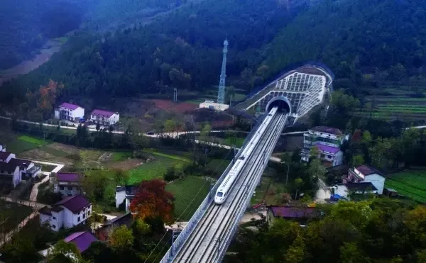 图为参加西成高铁模拟运行的crh3a型动车组列车通过秦岭赵家岭隧道.