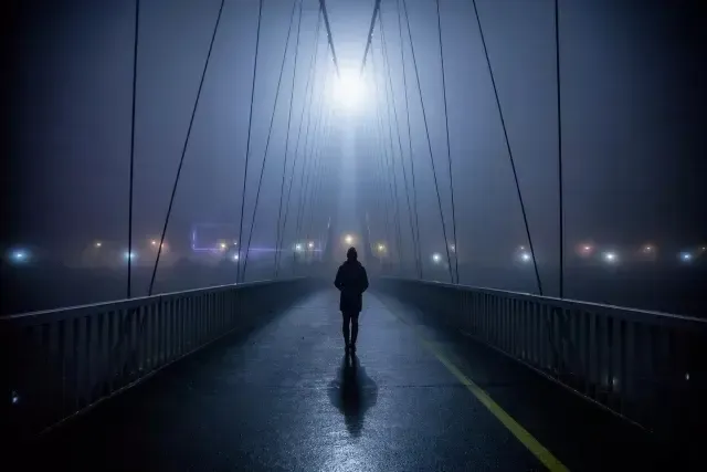 一些人就百感交集地坐下… 直到场馆里, 只剩男主自己, 孤零零站在台