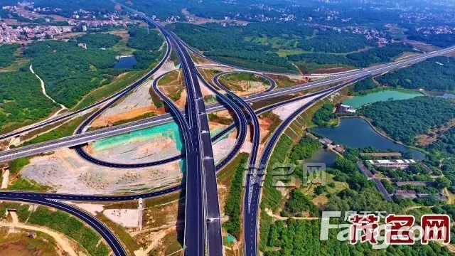 汕湛高速与包茂高速的仙塘互通.