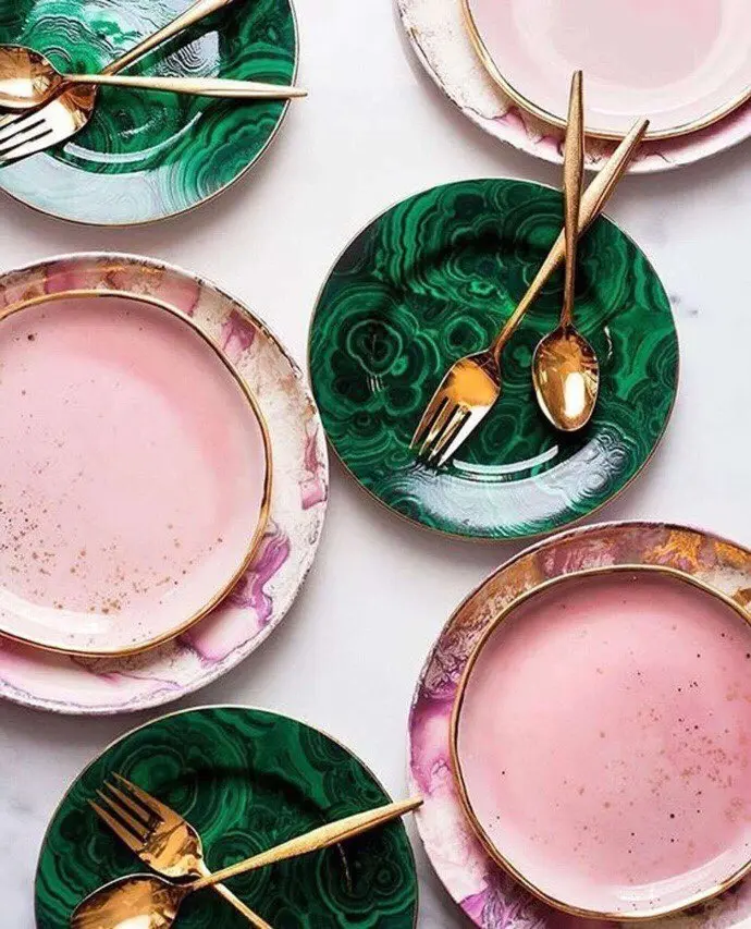 就连餐桌上的搭配也是粉配绿,色俱味全