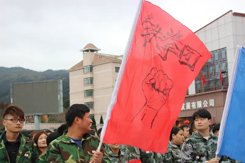 不畏风雨徒步穿越丛林丛一楼装饰集团聚变2018南昌大区卓越团队拓展
